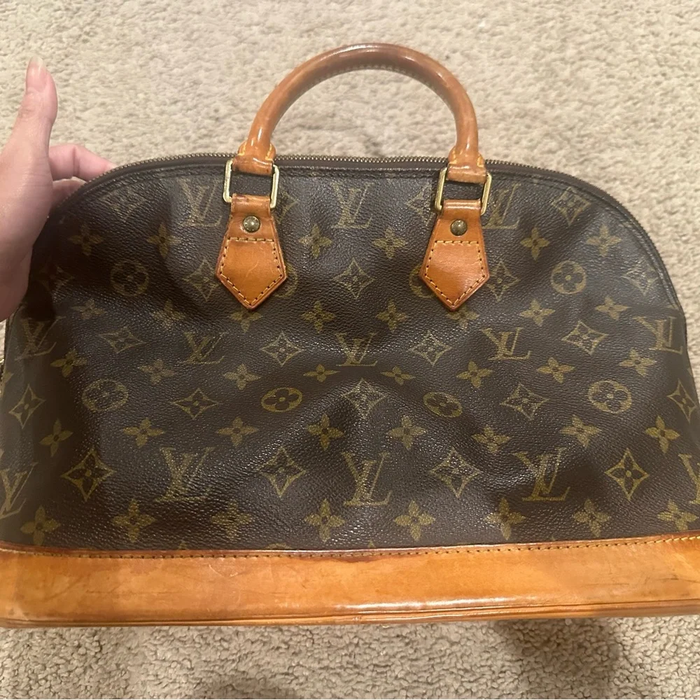 “ Pre-Loved” Authentic Louis Vuitton Monogram AlmaBag